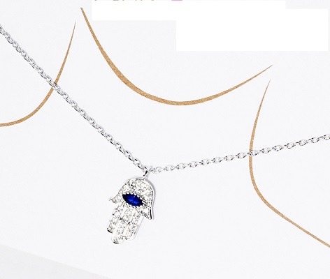 Delicate necklace with hamsa pendant